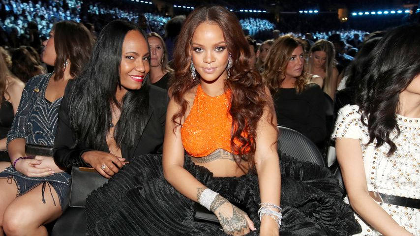 Party im Nachthemd? Rihannas bizarrer Grammy-Party-Look!