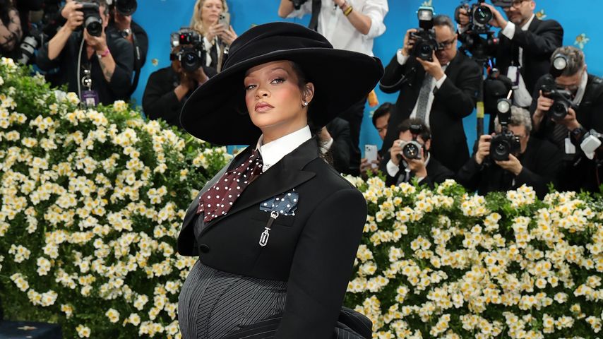 Süßer Babybauch-Look: Rihanna trägt XXL-Schleifenkleid