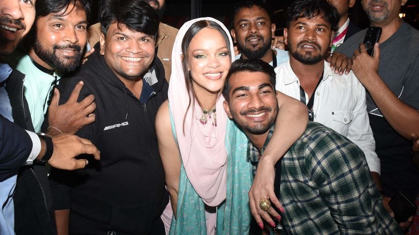 Rihanna mit Fans am Flughafen in Mumbai