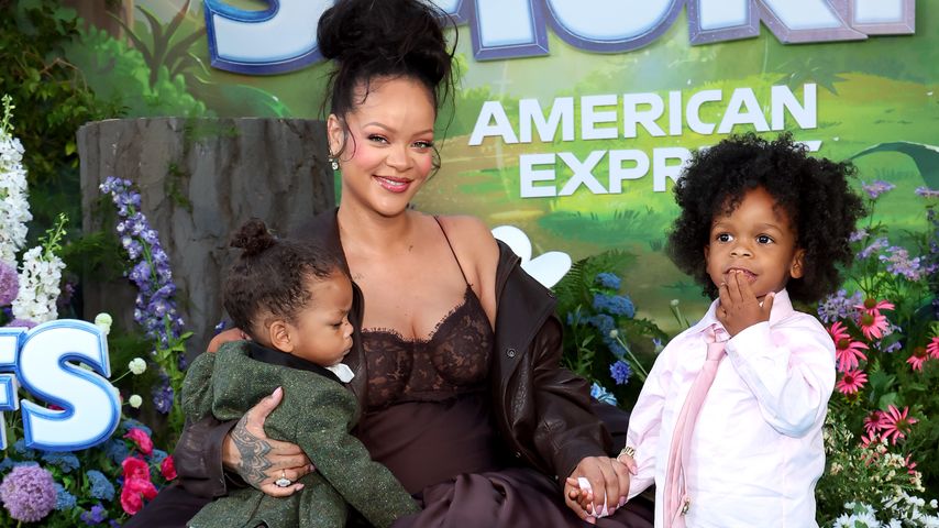 Schwangere Rihanna feiert süßes Red-Carpet-Debüt mit Söhnen