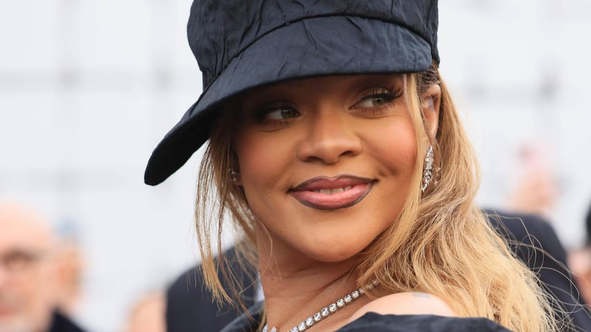 Rihanna zeigt ihre neue blonde Mähne im knappen Leo-Kleid