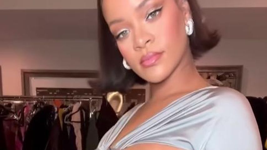 Schwangere Rihanna reibt ihren Babybauch mit Glitzer ein