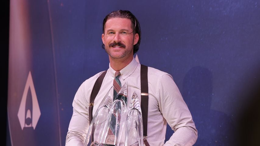 Riley Green mit seinen CMA-Auszeichnungen in der Presselounge der 59. CMA Awards in Nashville, 19. November 2025