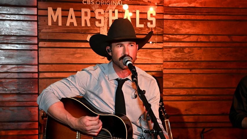 Riley Green performt bei der Premiere von CBS’ "Marshals" im Autry Museum of the American West in Los Angeles