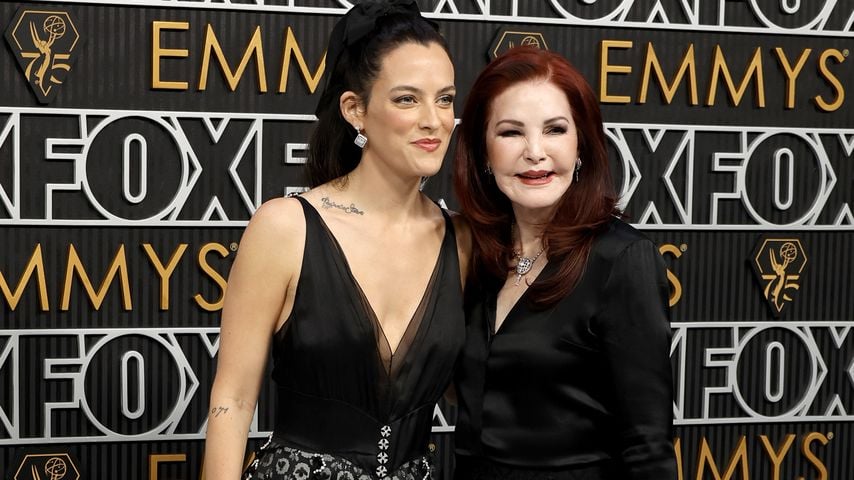 Riley Keough und Priscilla Presley bei den Emmys 2024
