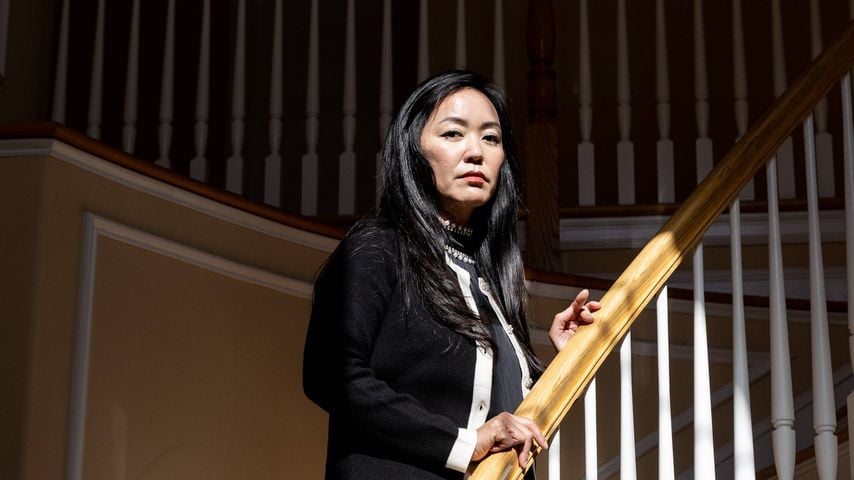 Epstein-Opfer Rina Oh in ihrem Zuhause in Milford, New Jersey, 2025