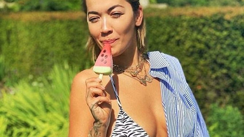 Sängerin Rita Ora im Bikini