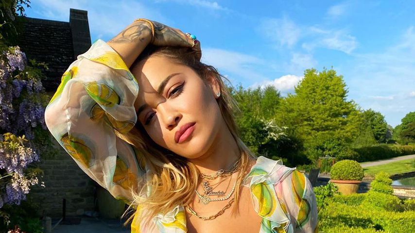 Sexy! Hier blitzt Rita Oras knallrote Reizwäsche durch