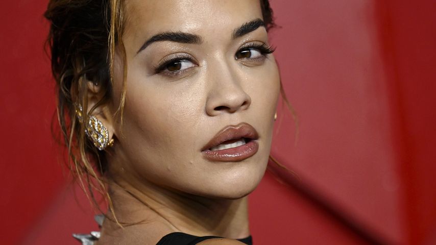 Rita Ora unsicher: Darf sie Sex im Haus ihrer Eltern haben?