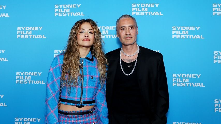 So überraschte Rita Ora ihren Taika mit einem Heiratsantrag
