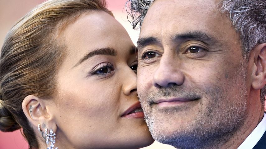 Rita Ora und Taika Waititi während eines Events