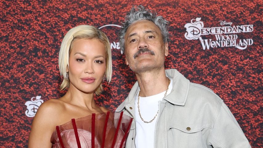 Rita Ora strahlt bei Premiere mit Ehemann Taika Waititi