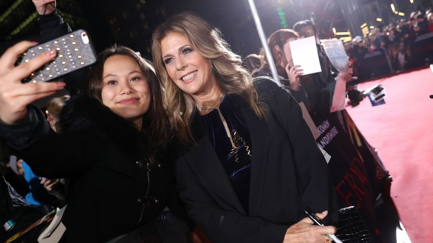 Rita Wilson macht zusammen mit einem Fan ein Selfie bei der Premiere ihres Films "Inferno"
