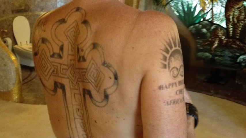 XXL-Kreuz auf Rita Wilsons Rücken