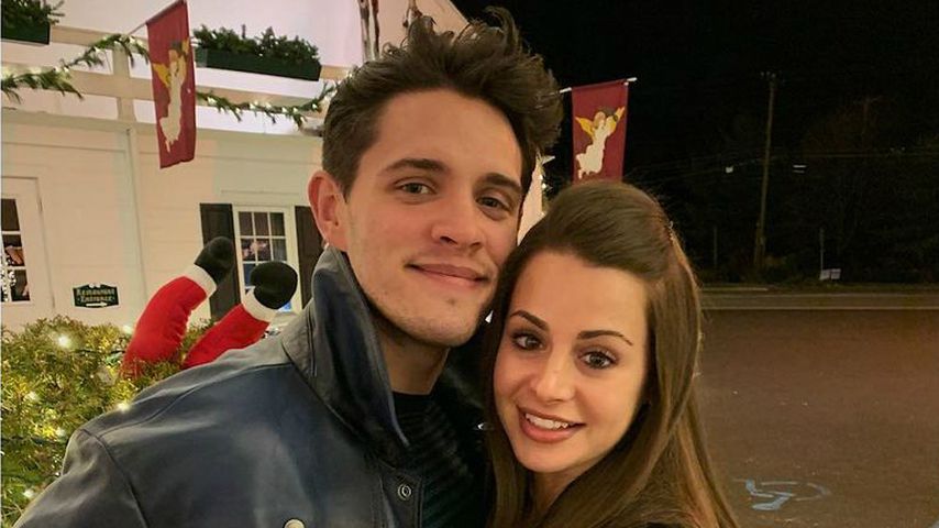 "Riverdale"-Star Casey Cott mit seiner Partnerin