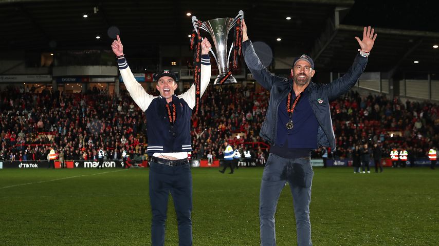 Rob McElhenney und Ryan Reynolds feiern den Aufstieg von AFC Wrexham