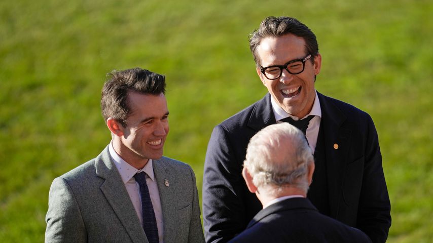 Rob McElhenney, Ryan Reynolds und König Charles III. im Dezember 2022