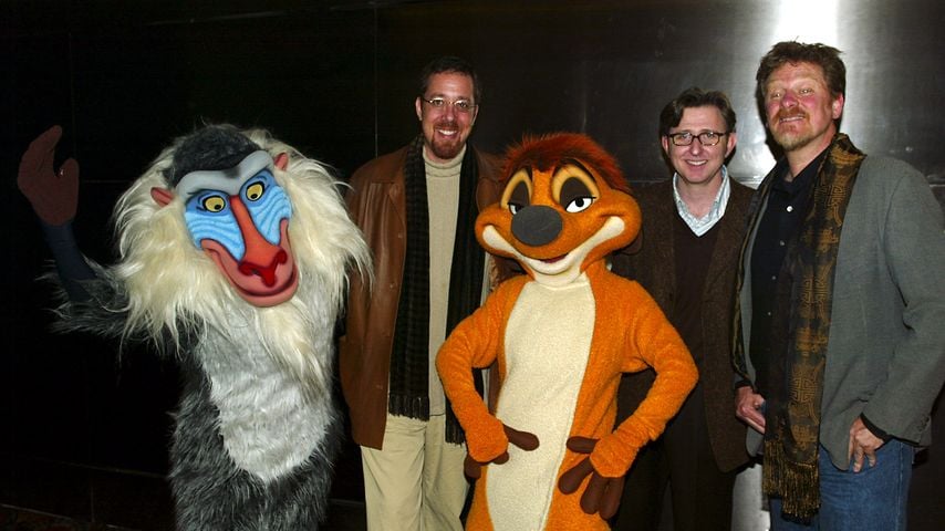 Rob Minkoff, Roger Allers und Tom Schumacher mit Timon und Rafiki, November 2002