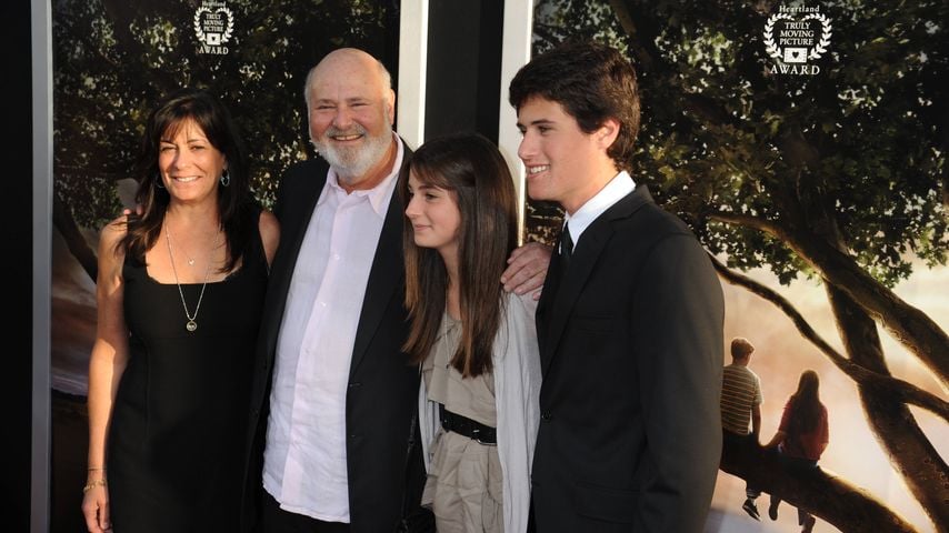 Rob Reiner mit Ehefrau Michele und ihren Kindern Romy und Nick bei der Premiere von "Flipped" in Hollywood, 2010