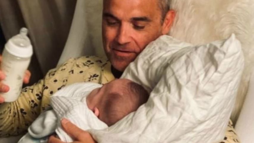 Voll im Papa-Modus: So süß füttert Robbie Williams Sohnemann