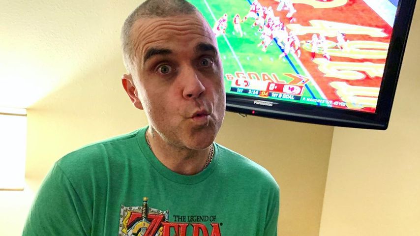 Radikal! Robbie Williams rasiert sich selbst seine Haare ab
