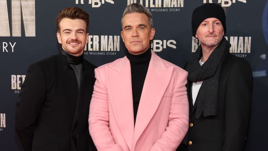 Robbie Williams mit "Better Man"-Darsteller Jonno Davies und Regisseur Michael Gracey
