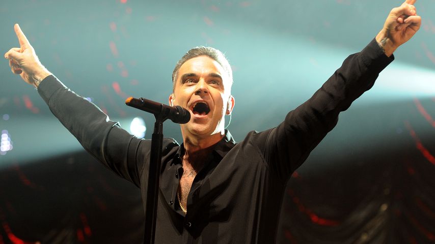 Robbie Williams bei einem Konzert in Manchester, England