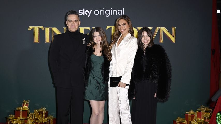 Robbie Williams posiert mit Tochter (13) auf dem Red Carpet