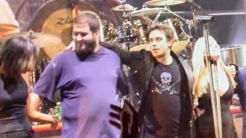 Robbie Williams mit einem Fan im Jahr 2003