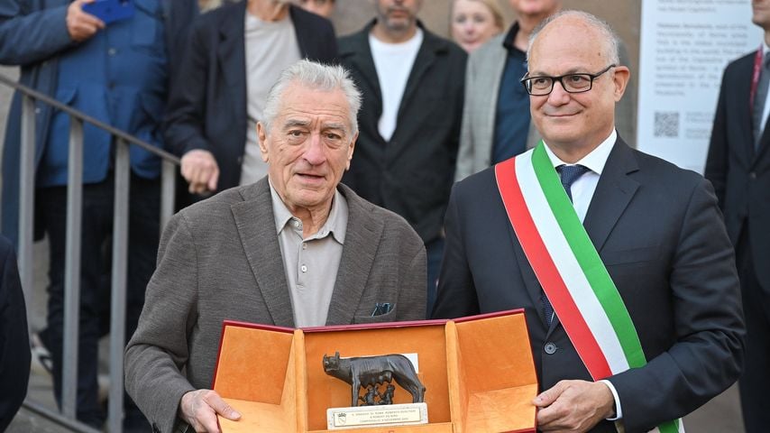 Robert De Niro erhält im Campidoglio die "Lupa Capitolina" von Roms Bürgermeister Roberto Gualtieri