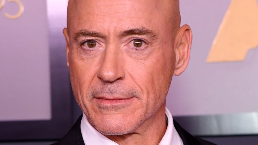 Robert Downey Jr. zeigt seine trainierten Muskeln am Set