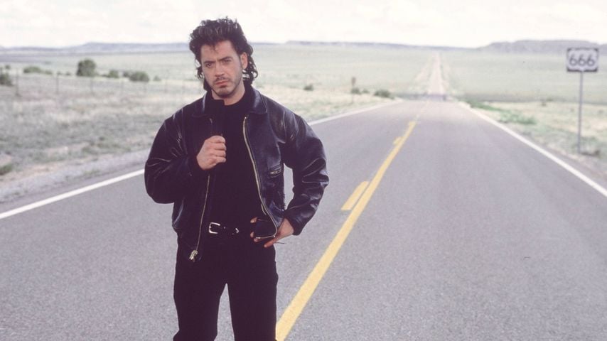 Szene aus Oliver Stones "Natural Born Killers" mit Robert Downey Junior auf einer einsamen Landstraße