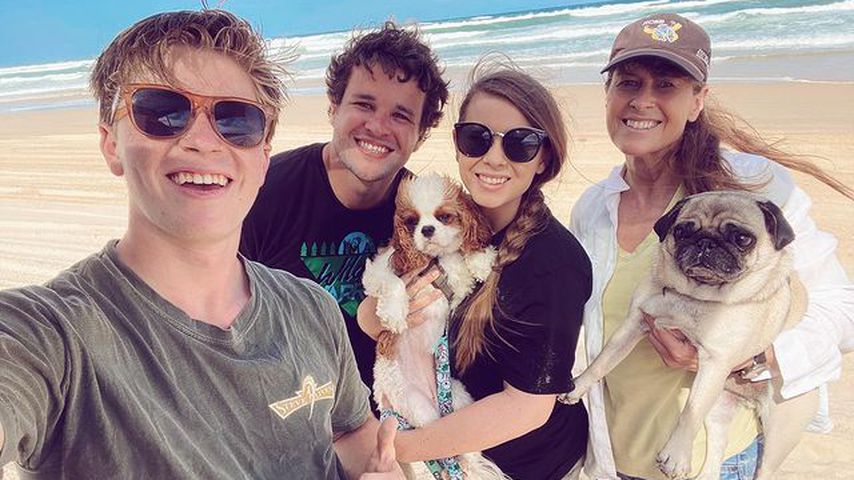 Robert Irwin mit Chandler Powell, Bindi Irwin und Terri Irwin