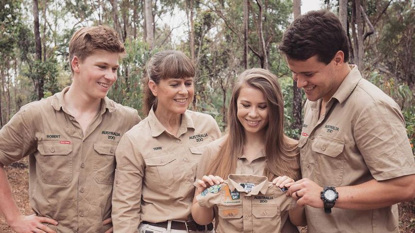 Robert Irwin mit seiner Mutter, seiner Schwester Bindi und deren Mann Chandler