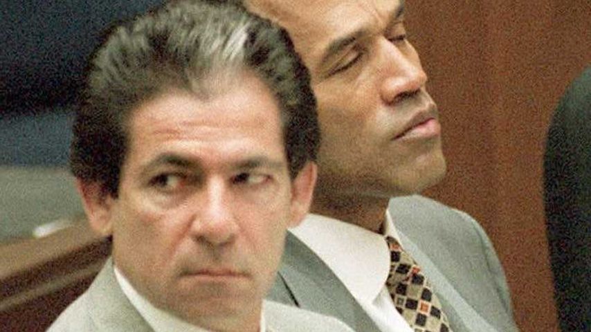 Robert Kardashian und O.J. Simpson im Gerichtssaal 1995