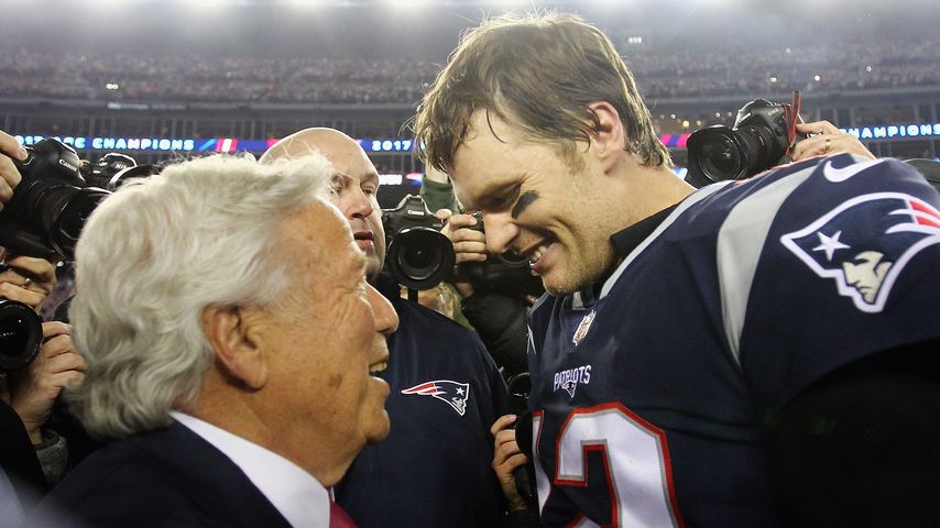 Robert Kraft und Tom Brady nach einem Spiel