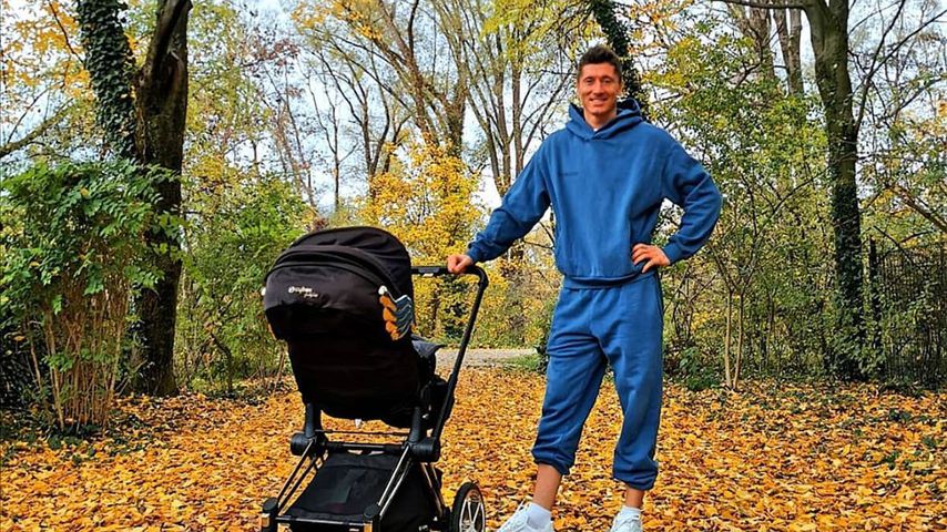 Im Jogger: Robert Lewandowski genießt seine Rolle als Papa