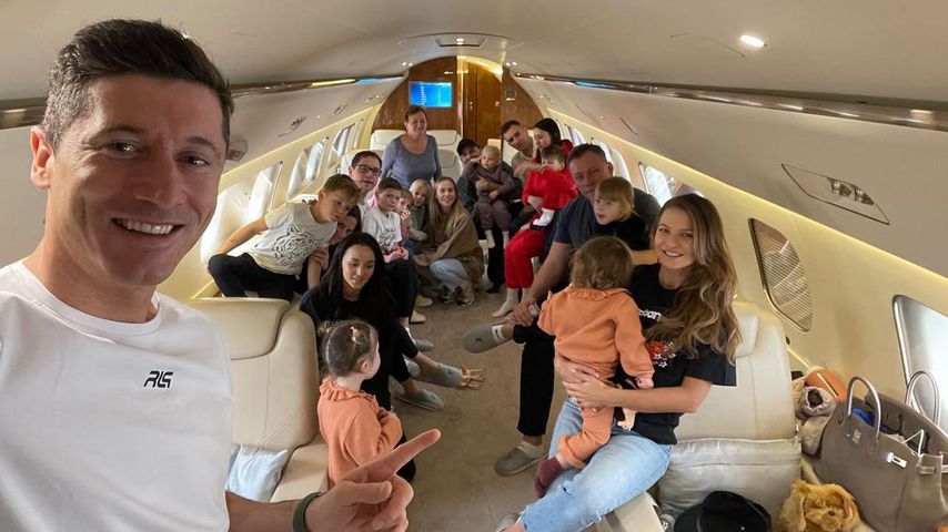Fußballer Robert Lewandowski mit seiner Familie und Freunden