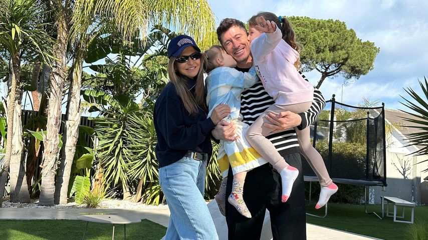 Süßes Pic: Robert Lewandowski wird von Töchtern abgeknutscht