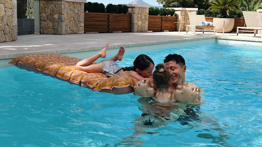 Robert Lewandowski  und seine beiden Töchter im Sommerurlaub, Juni 2022