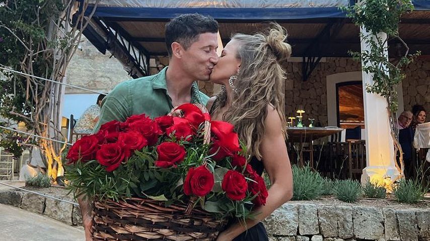 Mit Rosenkorb: Anna und Robert Lewandowski feiern Jubiläum