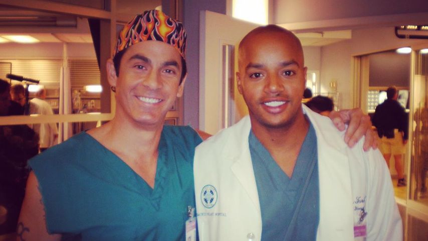 Robert Maschio und Donald Faison am Set von "Scrubs"