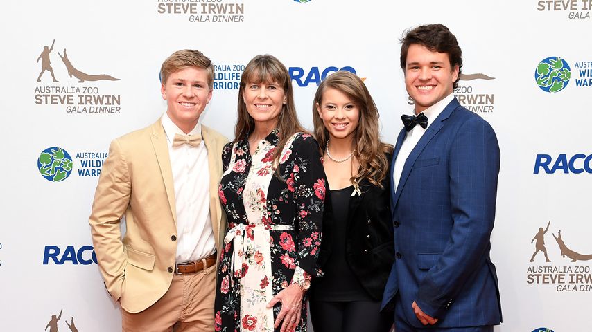Robert, Terri und Bindi Irwin mit Chandler Powell im November 2019 in Brisbane