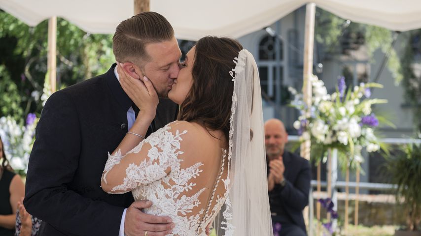 Robert und Emily bei ihrem "Hochzeit auf den ersten Blick"-Jawort
