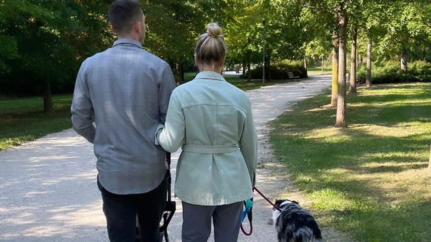Robin Gosens mit seiner Verlobten Rabea, Hund Malou und dem gemeinsamen Nachwuchs