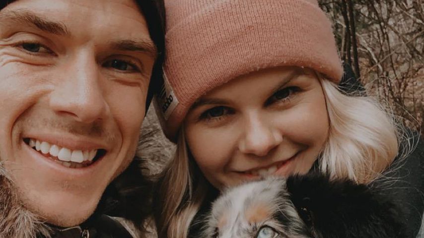 Robin Gosens mit seiner Partnerin Rabea und ihrem Hund