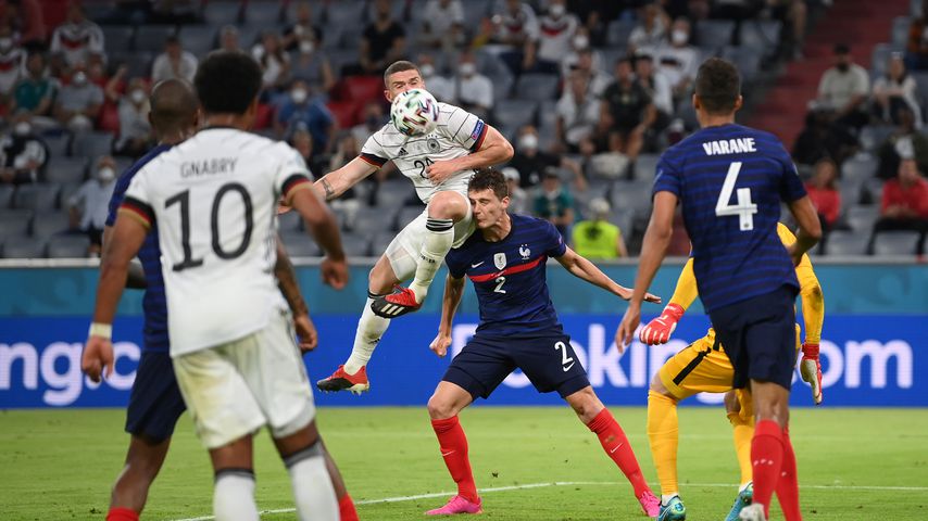 Robin Gosens und Benjamin Pavard beim EM-Spiel Deutschland gegen Frankreich