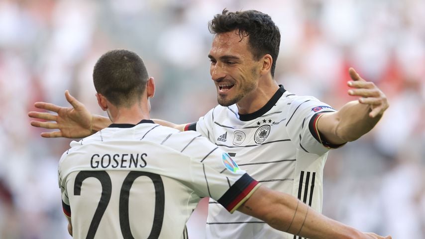 Robin Gosens und Mats Hummels beim EM-Spiel gegen Portgual