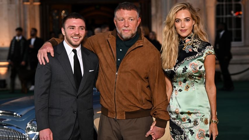 Rocco Ritchie, Guy Ritchie und Jacqui Ainsley bei der Netflix-Premiere von "The Gentleman" in London