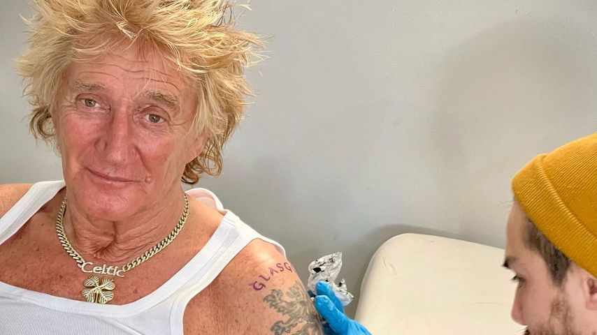 Rod Stewart beim Tätowierer im Spril 2023